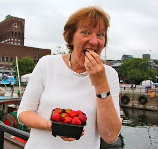 NORSKE JORDBÆR: Ordfører Marianne Borgen (SV) legger ikke skjul på at hun er glad i norske jordbær. Hun er også glad i å være hovedstadens beskytter - en rolle hun egentlig har forberedt seg på i lang tid. I sommer skal hun nyte stillheten med familien på hytta i Sverige. Foto: