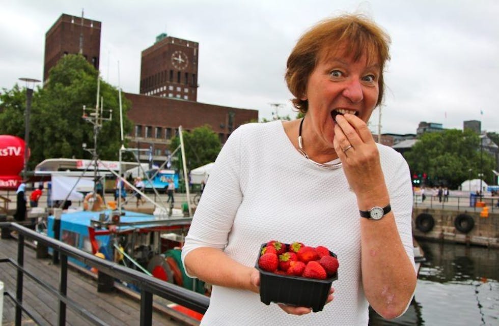 NORSKE JORDBÆR: Ordfører Marianne Borgen (SV) legger ikke skjul på at hun er glad i norske jordbær. Hun er også glad i å være hovedstadens beskytter - en rolle hun egentlig har forberedt seg på i lang tid. I sommer skal hun nyte stillheten med familien på hytta i Sverige. Foto: