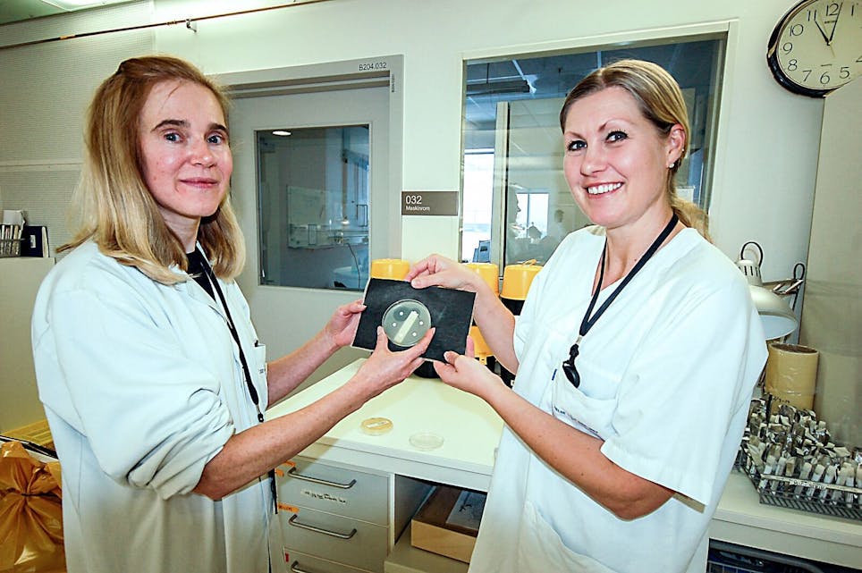 VIKTIG ARBEID: Seksjonsleder Anne Kristin Borling og bioingeniør Siri Haug Hänsgen med bakterieprøver. Foto: