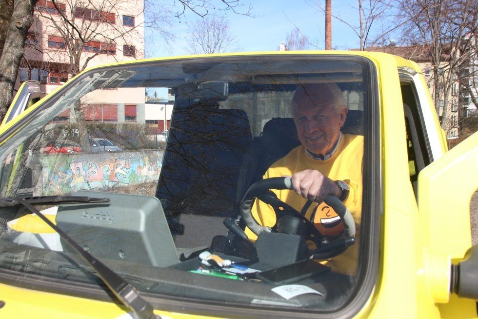 PÅ TUR: Ruskengeneral Jan Hauger tok seg en tur langs Akerselva i sin lille Rusken-bil. Foto: