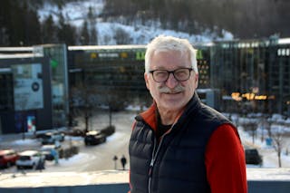 KLAR FOR NYTT ÅR: Hans Georg Helberg styrer Alna-skuta med stødig hånd og kan meddele at det er små endringer som hører fjoråret til. Nå ser han fram til å se hva 2023 har å by på. Foto: Ørjan Brage