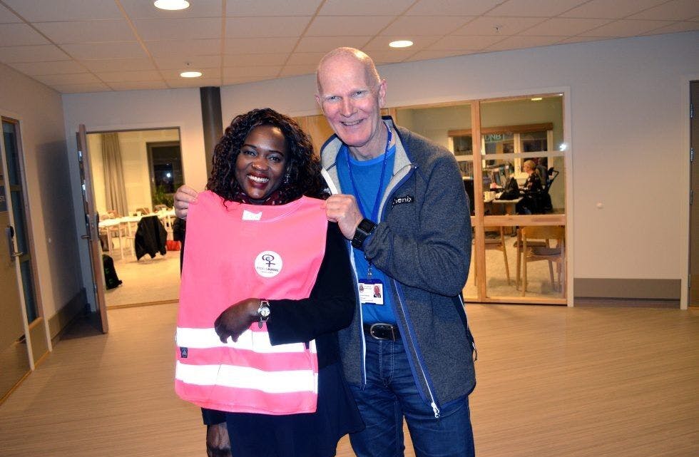 ROSA VEST: Nyabuony Both var glad for den rosa vesten hun fikk av Ole-Jørgen Pettersen i Bydel Grorud som viser at hun endelig er en bydelsmor. Foto: