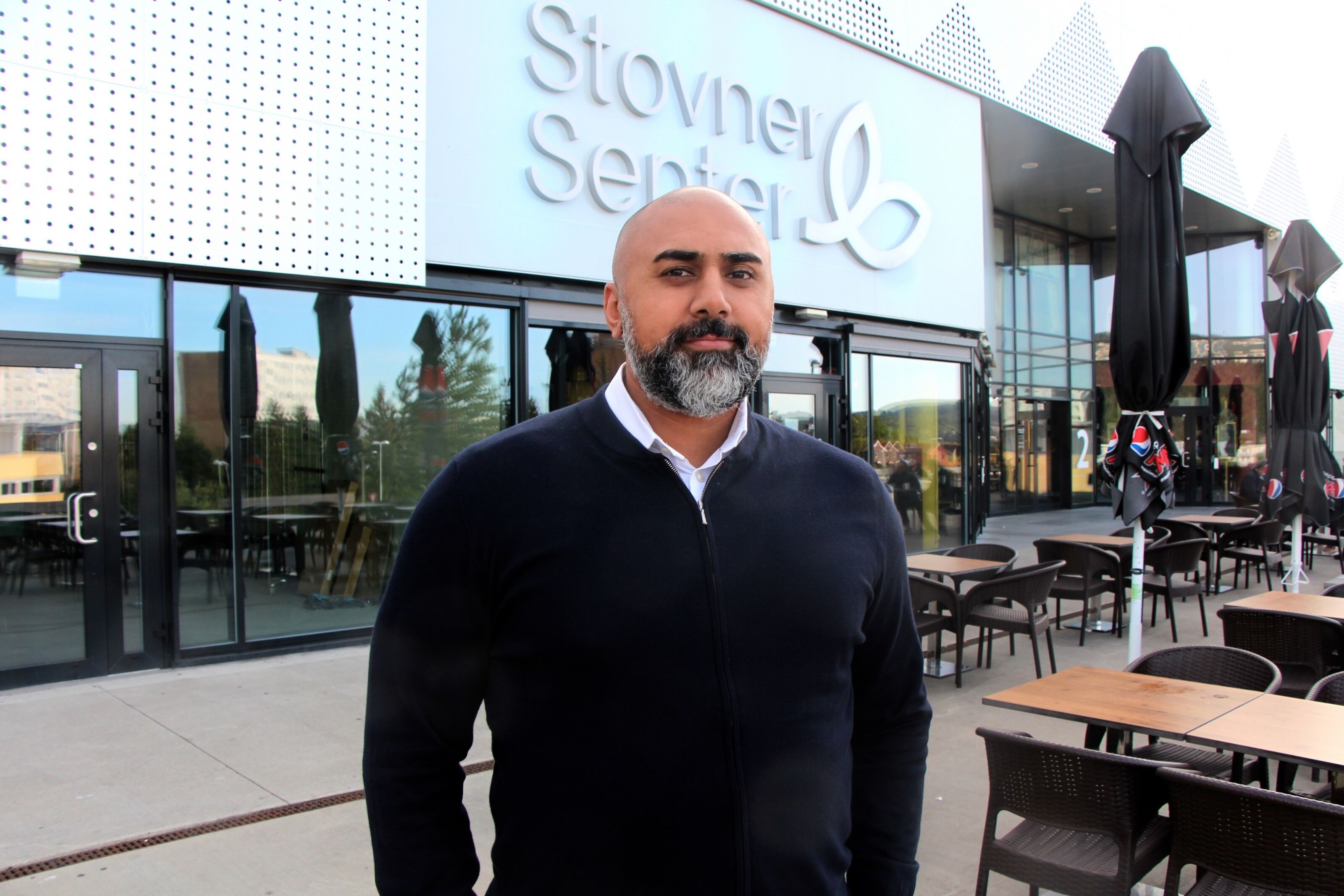 GÅR FOR FJERNVARME: Stovners senterleder, Irfan Akram, gleder seg til å kunne tilby et mer klimavennlig senter. 