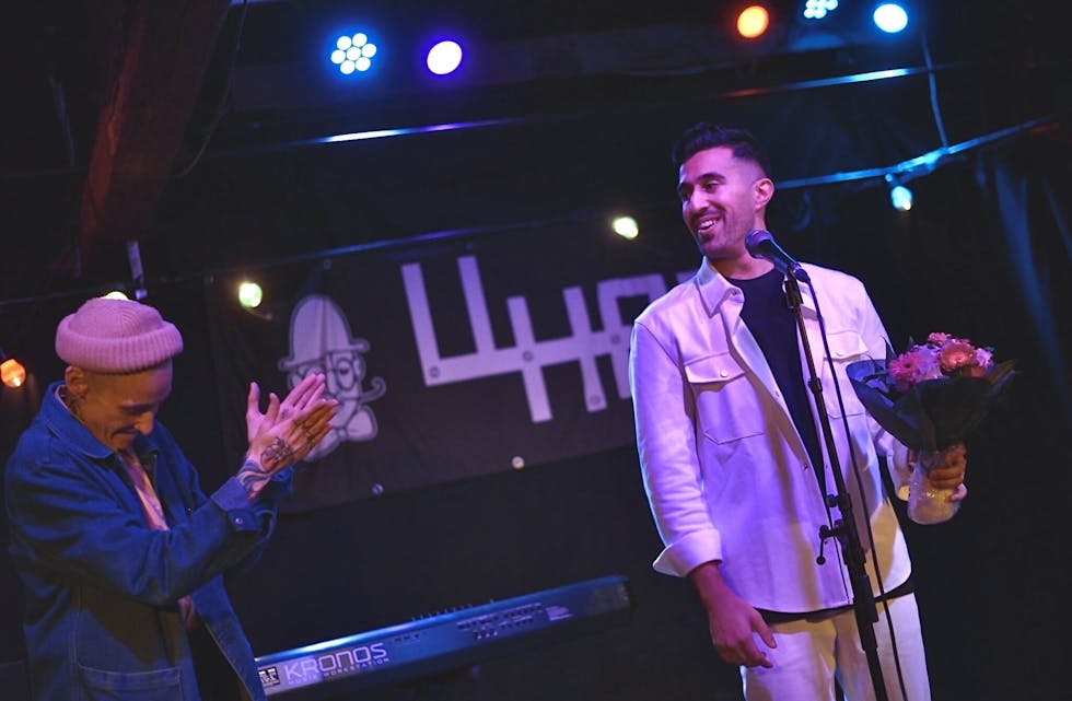 Her mottar Jawad Aziz en bukett etterfulgt av velfortjent applaus! Foto: Oda Aunan