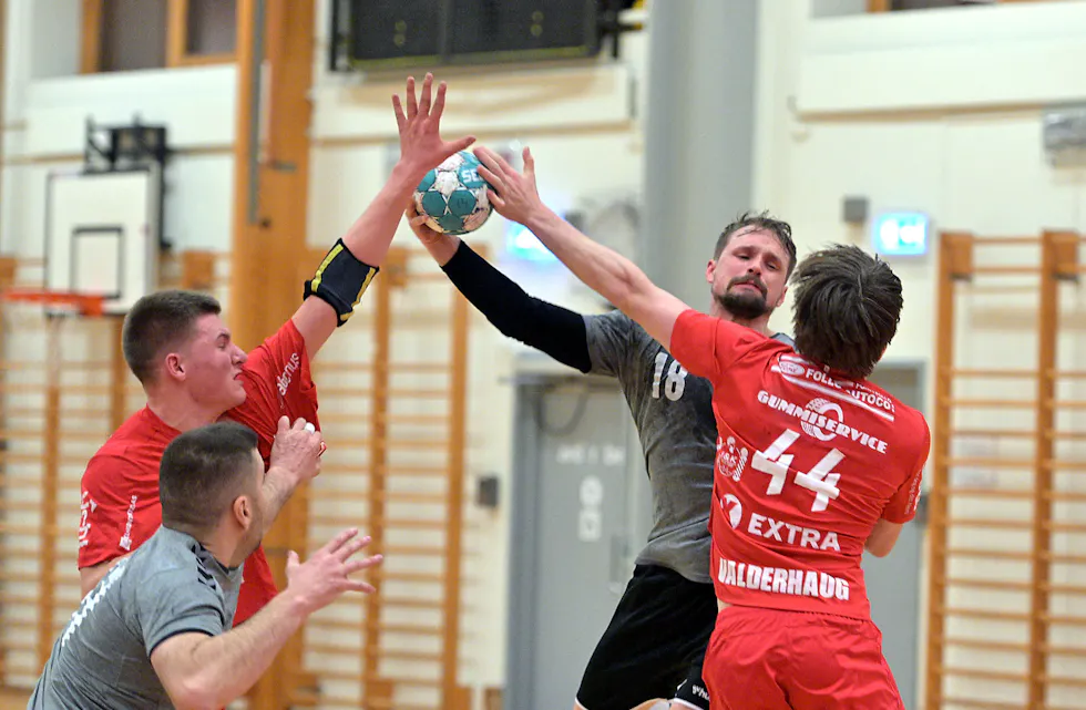 BARE NESTEN: Mathias Wold ble toppscorer med ni mål for Linje5, men det ble dessverre bare nesten hjemme mot serietreer Follo 2. Foto: Bjørn Moe