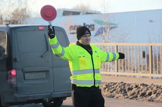 ALFASET: Statens vegvesen og Espen Jogert hadde kontroll av verneutstyr og om bilene var i kjøredyktig stand på Alfaset fredag formidag. Foto: