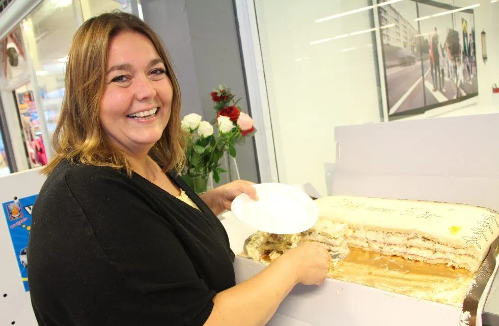 KLAR FOR «UKA»: Trude Mette Johansen kan se tilbake på mange fine år med Veitvet og Sletteløkka-uka, og allerede på søndag er det klart for mer festligheter. Foto: