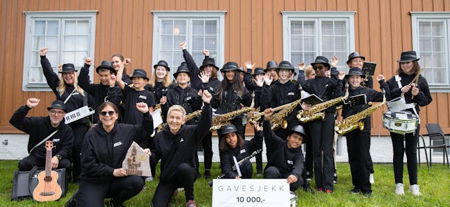Og vinneren av kulturprisen er… Rødtvet Storband AKA Rødtvet skoles musikkorps! Her poserer de med prisen de vant på 10.000 kroner. Foto: Haris Kirun