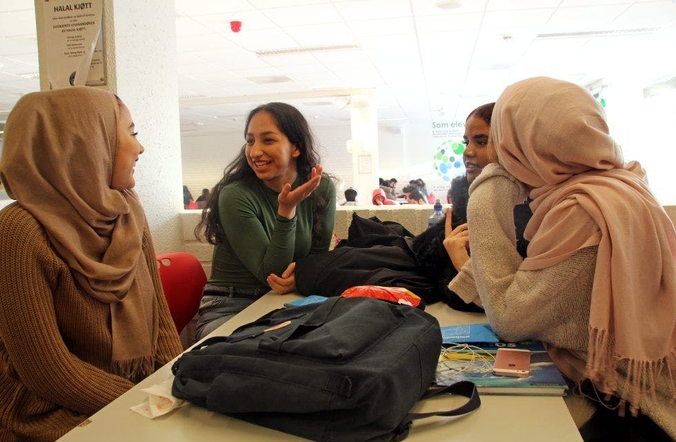 STRENGE KRAV: Reihen Elvarkani (16), Faruna Azizi (18), Amina Begdouri (16) og Hani Ilmi (18) på Stovner videregående skole mener fraværsgrensa fører til mer stress og lite konsentrasjon i timene. Foto: