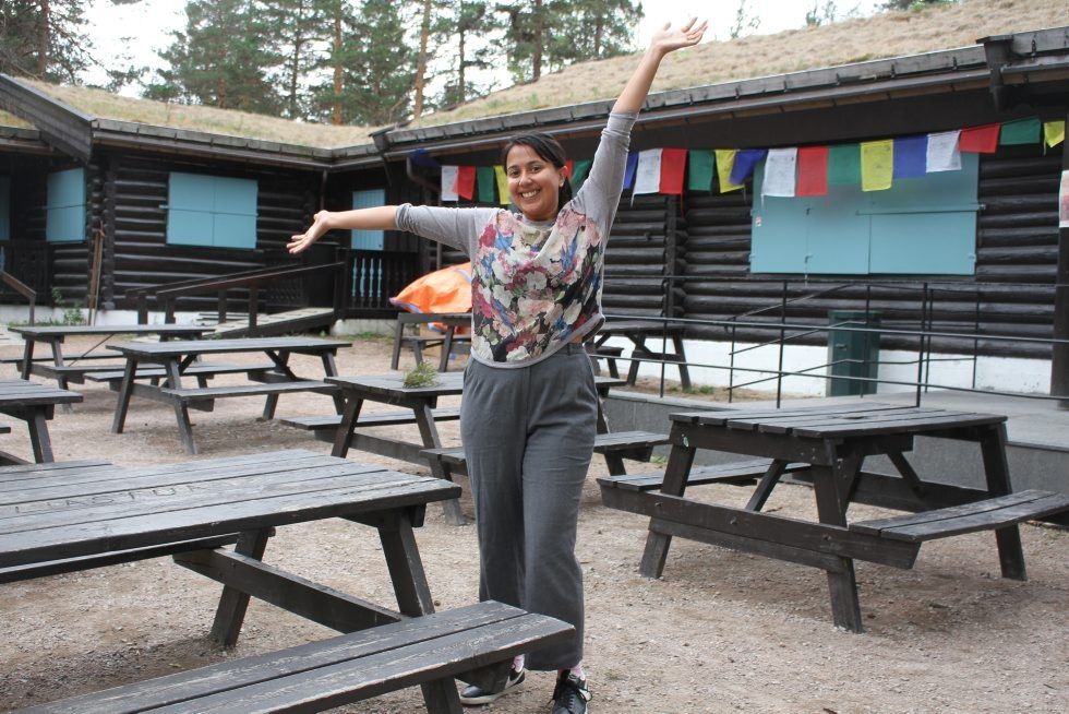 HER BLIR DET FEST: Det blir forhåpentligvis ingen tomme seter når familiefestivalen Kulturlia går av stabelen på lørdag. Her med kulturkonsulent i Bydel Stovner, Neha Naveen. Foto: