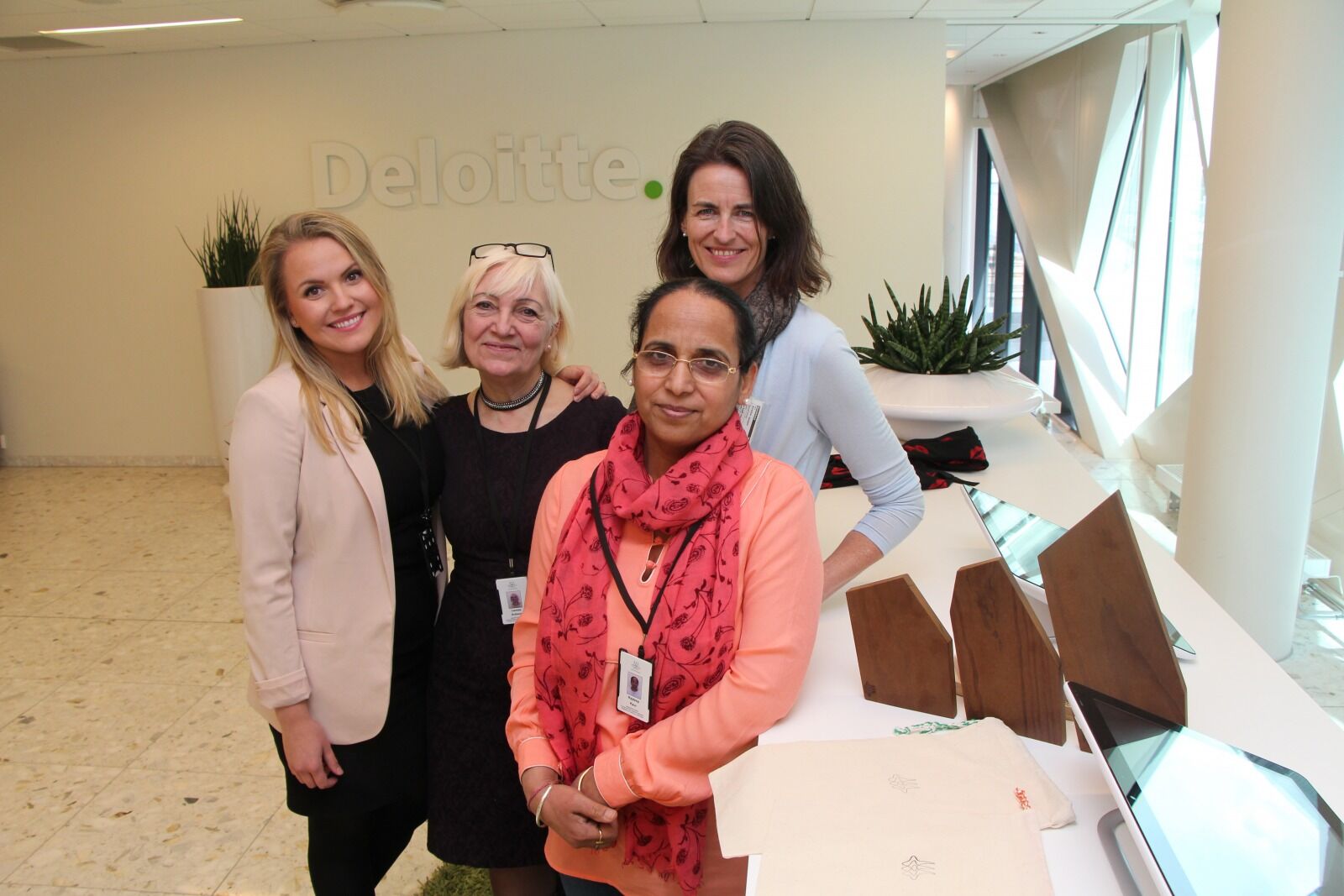 TEAM: Lisa Jaklin Johansen i Deloitte, Camilla Solheim, Rajdeep Kaur og Kristine Holst Jansen i Moving Mamas AS jobber tett sammen. Målet er å gi kvinner med innvandrerbakgrunn uten utdanning en vei inn til arbeidslivet.  Foto:
