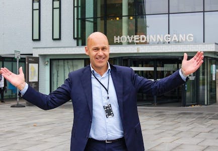 FORNØYD: Administrerende direktør Øystein Mæland ved Ahus kan med god samvittighet ønske nye og gamle pasienter velkommen til et sykehus som virkelig er oppe og går. Foto:
