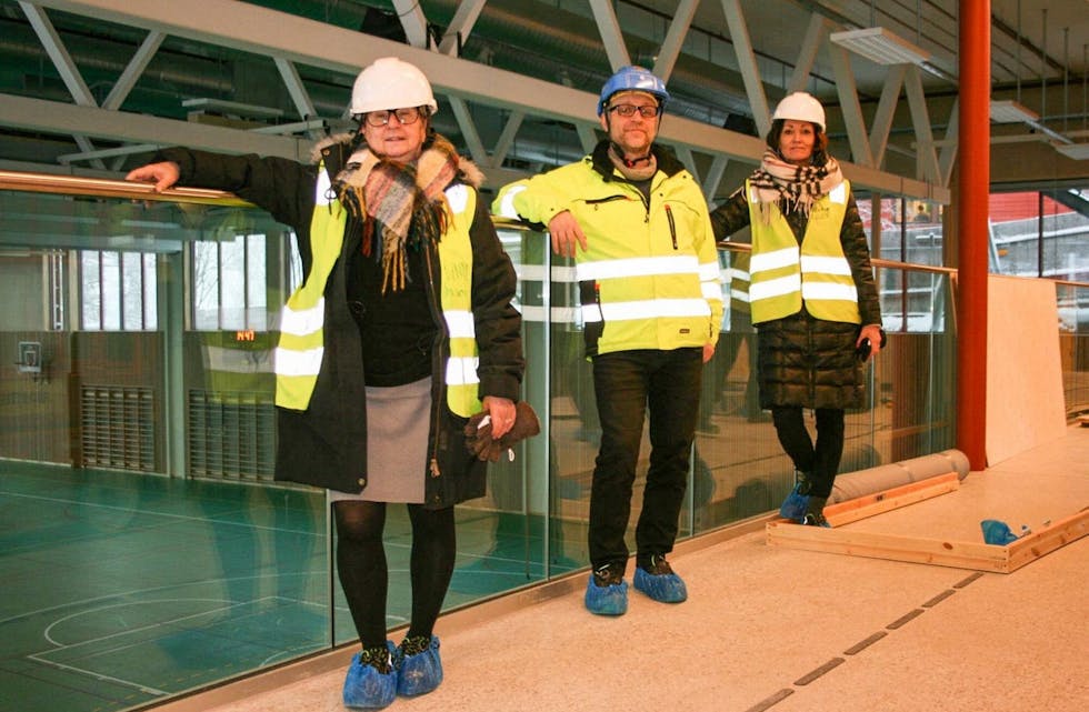 FORTSATT BYGGEPLASS: De siste detaljene ble finpusset da avisa dro på befaring med assisterende rektor Randi Sømo (f.v.), prosjektleder Roar Pedersen og rektor Ellen Sundby på onsdag. Foto: