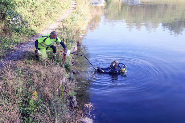 GRORUDDAMEN: Dykkere fra Buskerud Dykkeservice var hyret inn for å rydde i Groruddammen. Det ble ryddet i dammen i fjor også, og det viste seg onsdag da dykkerne denne gangen hentet opp langt mindre avfall enn i fjor. Likevel viser tall fra ryddeaksjonen at det fremdeles er mye avfall i og langs Alnaelva som må tas tak i. Foto: