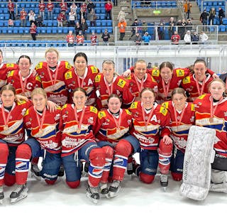 OVER OG UT: Slik så det ut da Hasle-Lørens ishockeydamer sikret seg bronsemedalje i NM tidligere i vår. Nå har laget blitt trukket. Foto: