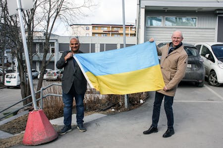 I SOLIDARITET: BU-leder Rashid Nawaz (Ap, t.v.) og bydelsdirektør Alv Sørland er godt fornøyd med å være første bydel som heiser det ukrainske flagget. Nå skal det få henge helt til krigen er over. Foto: Caroline Hammer