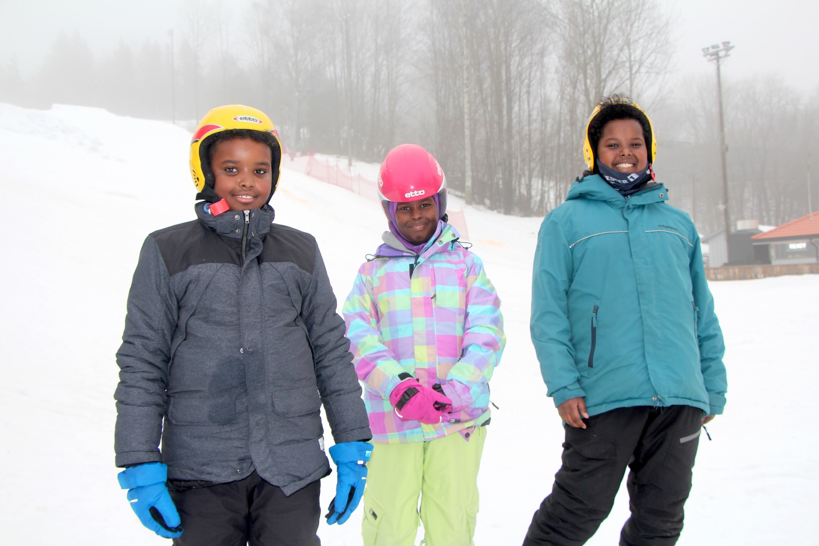 SØSKENTUR: Abdullahi (8, f.v), Nimco (10) og Abdi Latif (11) hygget seg i bakken, mens mamma ventet i bunnen av bakken med mobilkameraet. Foto: