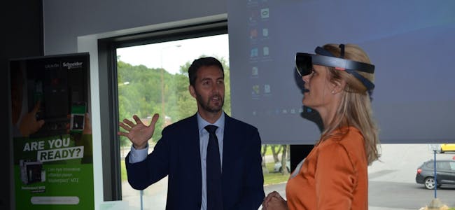 FASCINERT: Statssekretær Ingvil Smines Tybring-Gjedde lot seg fascinere av VR-brillene og hva de kunne gjøre. Foto: