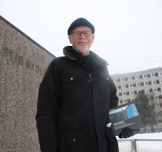 STIG - MELLOM TO PERMER: Jan-Erik Ruud kostet på seg litt mimring da han var tilbake på gamle trakter etter å ha skrevet ferdig boka om Stig skole. Foto: