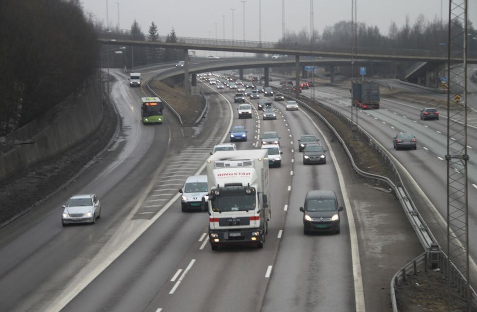 FORURENSNING: På kalde dager blir luften svært forurenset på høyt trafikkerte veier i Oslo. Foto: