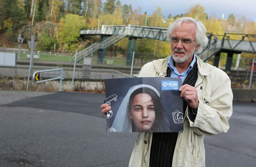 BLI MED: Jan G. Haanæs oppfordrer til å bli bøssebærer på Høybråten under TV-aksjonen til søndag. De trenger også flere bøssebærere på Stovner. Foto: Rolf E. Wulff