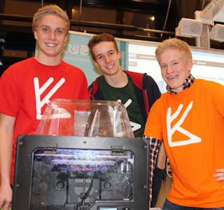 VISTE FRAM 3D-PRINTEREN: Aleksander Øistad (17), Jens-Caspar Scheel (17) og Sebastian Olsen (17) trives godt på teknolinja, og drømmer om å bli ingeniører.  Foto: