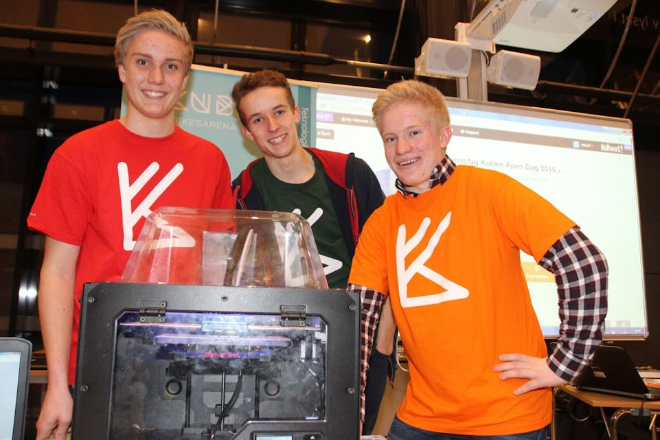 VISTE FRAM 3D-PRINTEREN: Aleksander Øistad (17), Jens-Caspar Scheel (17) og Sebastian Olsen (17) trives godt på teknolinja, og drømmer om å bli ingeniører.  Foto: