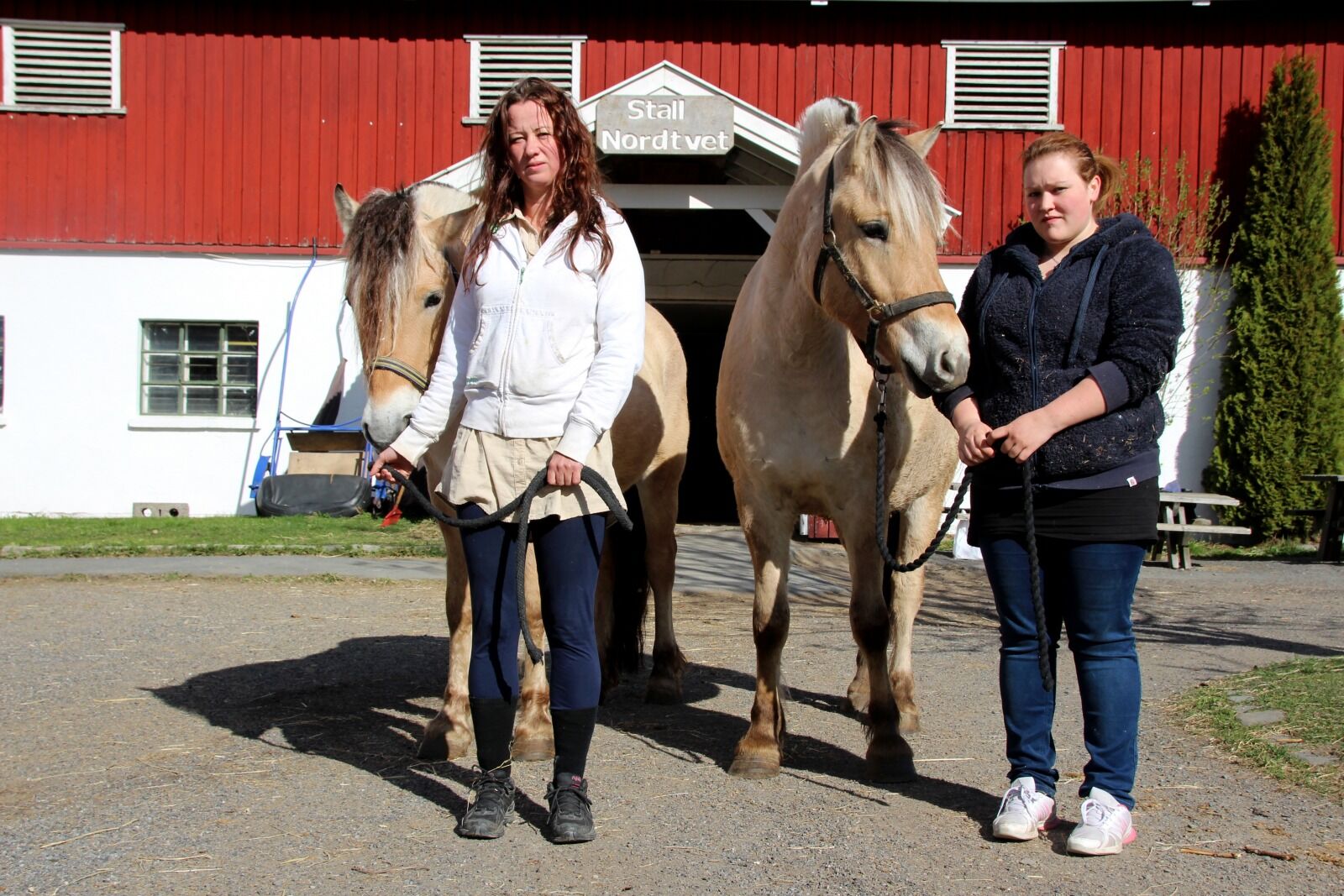 NØDHJELP: Cecilie Taylor og medarbeider Christin Gudmundsen skyter opp nødsignal, og spør dalens beboere om hjelp til å redde Nordtvet gård.  Foto: