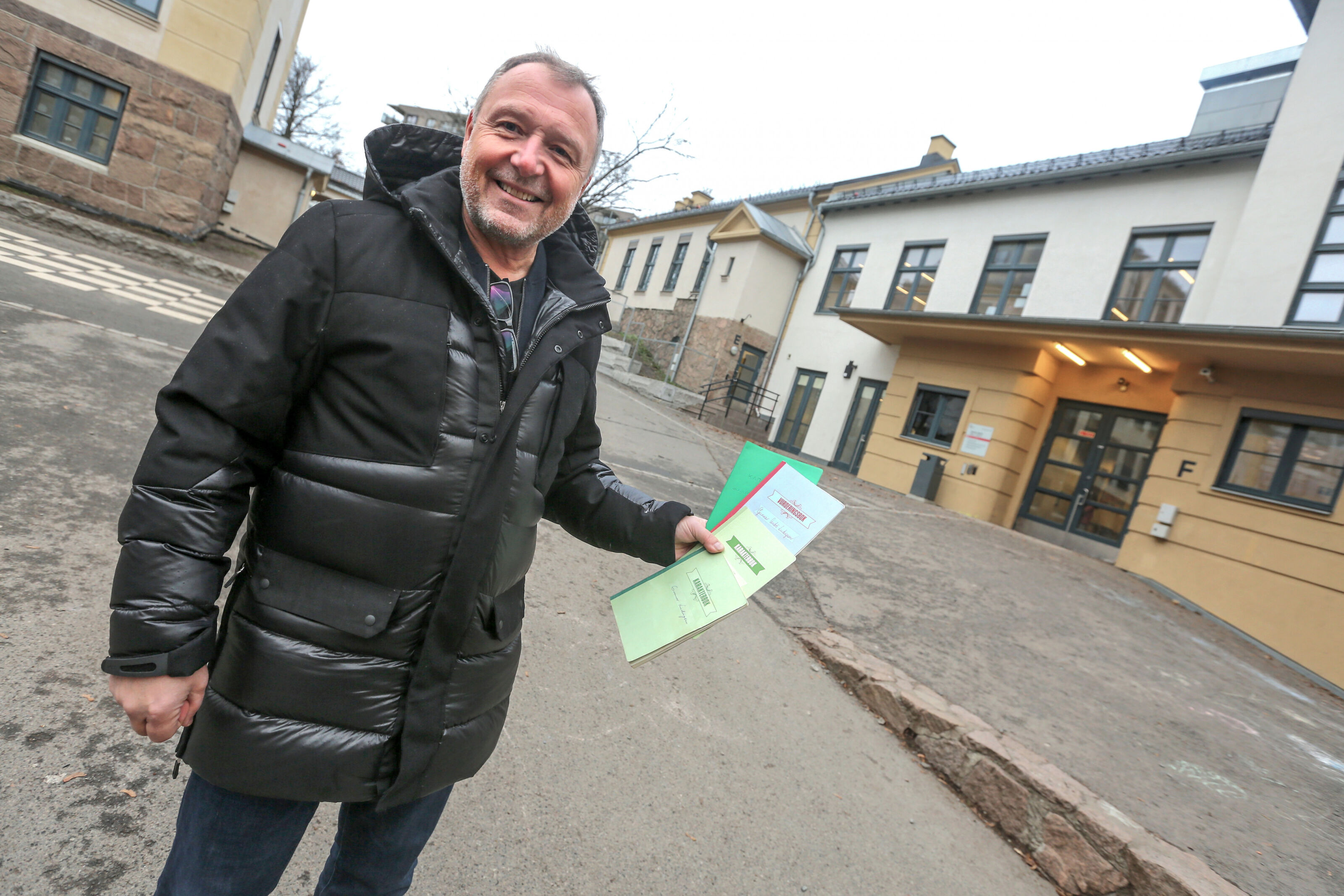Gunnar Andre Ludvigsen var ikke akkurat den med best karakterer på Løren skole. Men han har ikke noe i mot å vise frem de gamle karakterbøkene i sin gamle skolegård, for han skjønte etter hvert at hvis han skulle slå seg fram her i verden sto det bare på ham selv – og det har han gjort til gagns. Foto:
