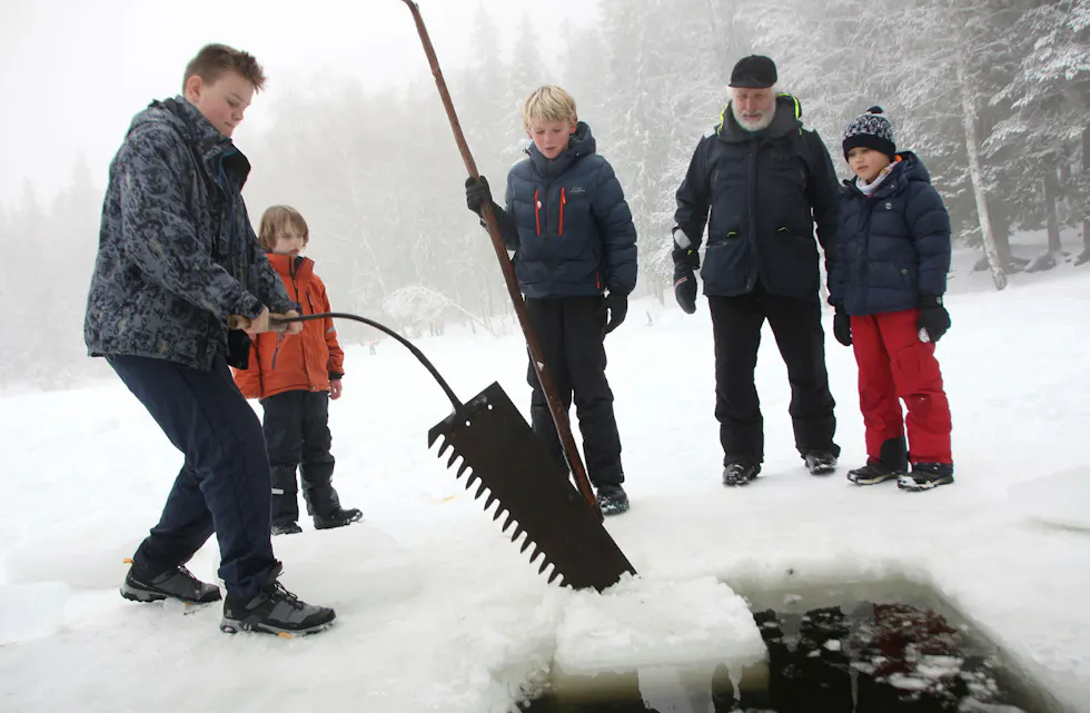 IS PÅ ÉN-TO-TRE: Først sage... Foto: Ørjan Brage