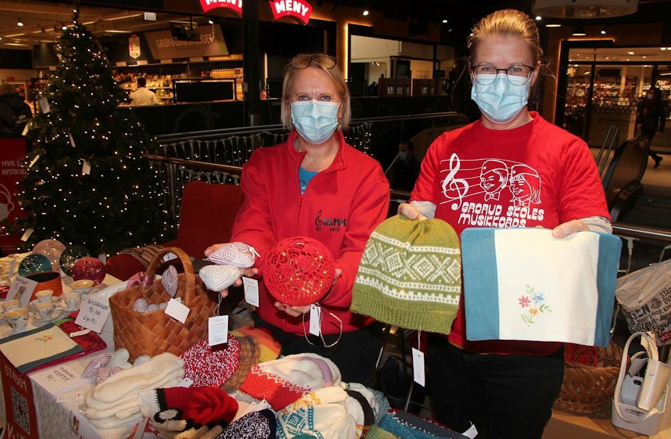 GRORUD SENTER: I dag treffer du Øydis Castberg (t.v) og Stina Solheim fra Grorud skoles musikkorps på Grorud senter. Der er det nemlig julemarked fra klokka 14.00 til 17.00. Foto: