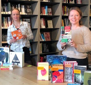 ET UTVALG: Una Molvig (t.v.) og Karoline Røes står klare til å lage bokpakker for alle som bruker Deichman Furuset som sitt bibliotek. Foto: