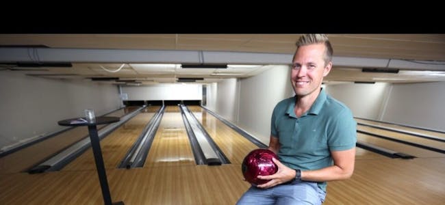 SATSER STORT: Daglig leder i Lucky Bowl, Eimund Tharaldsen, er kjempefornøyd med at kjeden har kunnet etablere seg på Veitvet ved å overta en av landets mest kjente bowlinghaller. Foto: