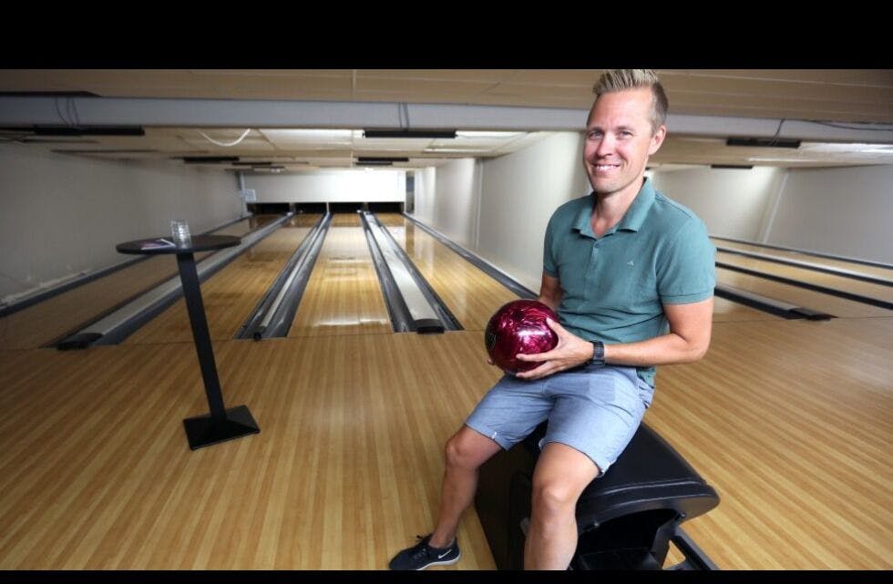 SATSER STORT: Daglig leder i Lucky Bowl, Eimund Tharaldsen, er kjempefornøyd med at kjeden har kunnet etablere seg på Veitvet ved å overta en av landets mest kjente bowlinghaller. Foto: