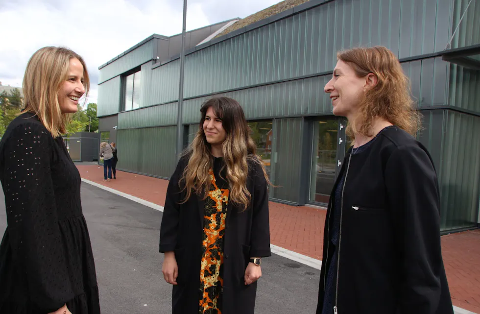 GJENNOMGANG: Oppvekstbyråd Sunniva Holmås Eidsvoll (t.h.) var imponert over det enhetsleder Cathrine von der Fehr (t.v.) og resten av forebyggende enhet fortalte om ungdomsarbeidet. Foto: Ørjan Brage