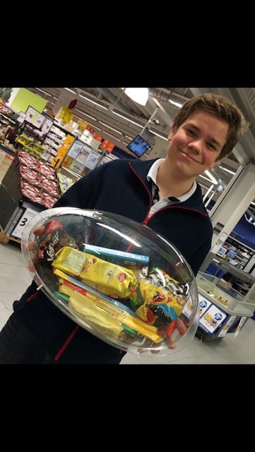 VANT: 12-åringen fra Furuset vant det store påskeegget i den store påskekonkurranse på Rema1000 på Haugenstua. Ole Martin Hovland Hermundstad var storfornøyd over seieren. Foto: