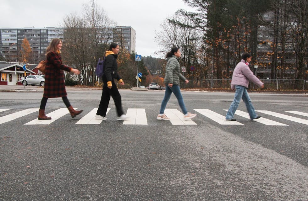 HJEMMEBANE: Leena og Yesmin går i 8. klasse på Apalløkka skole. Rania går i 7. klasse på Ammerud skole. Sigrun Landmark bodde på Ammerud inntil nylig. Foto: