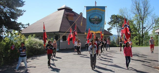MYE Å TENKE PÅ: Flaggborgen til Grorud skole gikk gjentatte ganger rundt Grorud kirke for å være helt sikre på at er på plass til den store dagen. Foto: