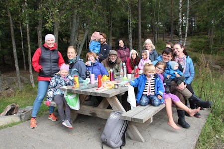HURRA FOR APALLØKKA: Store og små samlet seg på Vesletjern for å feire at Apalløkka vel fyller 100 år. Foto: