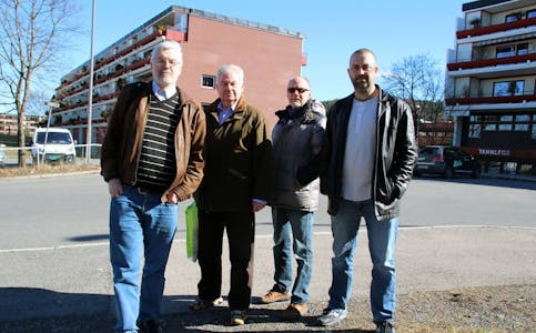FULL KAMP: Lindeberg-naboene Knut Hovslien, Zbyszek Solicki, Arvid Solberg og Henrik Høie er i full kamp mot planene. Foto: