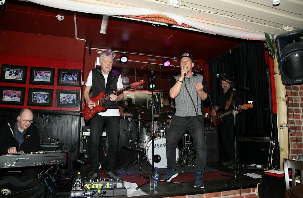 FULLT BAND: Jan Bøhler og «Enkle Typer. Her fra Rudolf på Vestli. (Foto: Tom Evensen). Foto: Tom Evensen