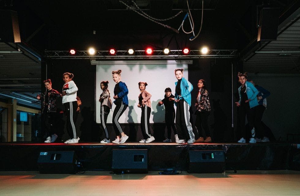 FØRSTE GANG PÅ UKM-SCENEN: Dansegruppa Floria Crew består av tolv jenter som til vanlig danser streetdance på Nysirkus Bjerke. De satte sammen et dansenummer og meldte seg på UKM. (Foto: Nysirkus Bjerke) Foto:
