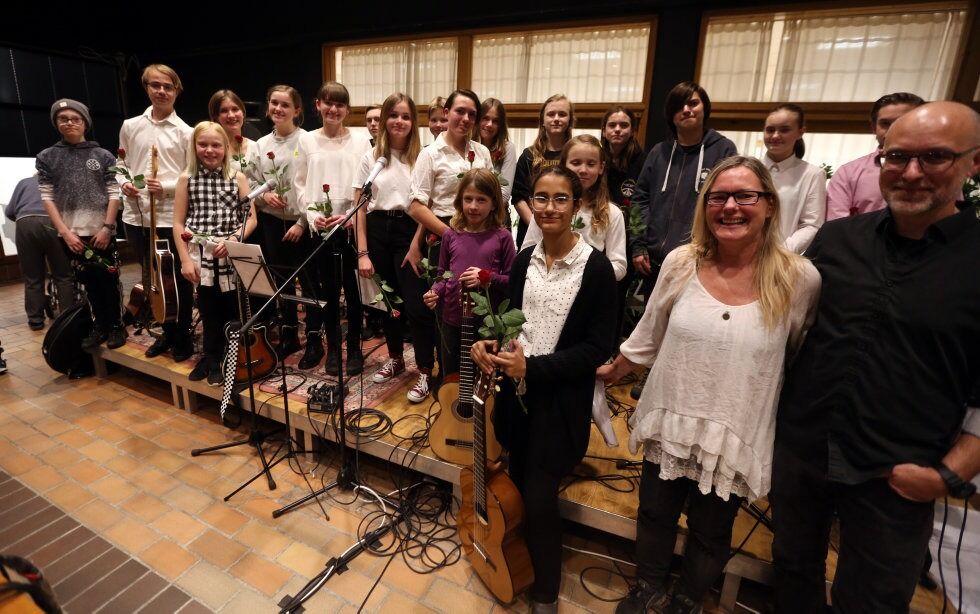 SPILLER I KIRKEN: Mette og Helge Harstad tar med seg elevene fra Smutten Musikkstue til Grorud kirke 10. oktober. Foto: