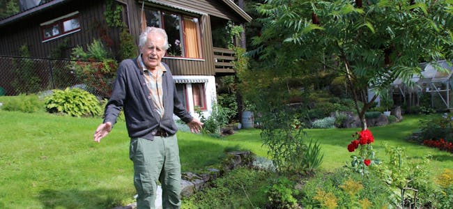 HER VAR DET BIKUBER FØR: Kjell Hovind forteller om sin svigerfar, Gustav Berg, som hadde bikuber i hagen, hvor han nå dyrker planter, blomster og bær. Hovind innrømmer at han savner biens summing.  Foto: