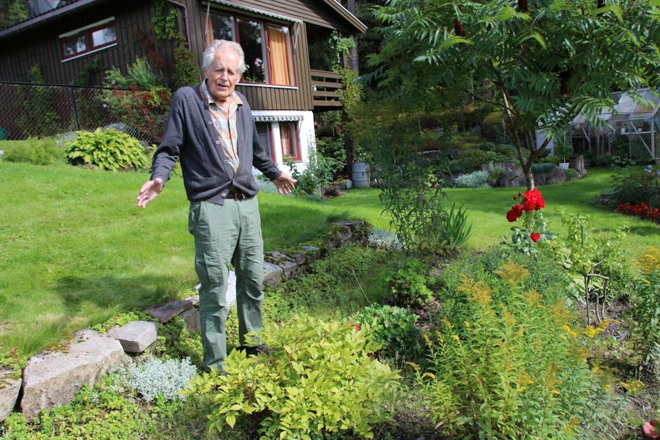 HER VAR DET BIKUBER FØR: Kjell Hovind forteller om sin svigerfar, Gustav Berg, som hadde bikuber i hagen, hvor han nå dyrker planter, blomster og bær. Hovind innrømmer at han savner biens summing.  Foto: