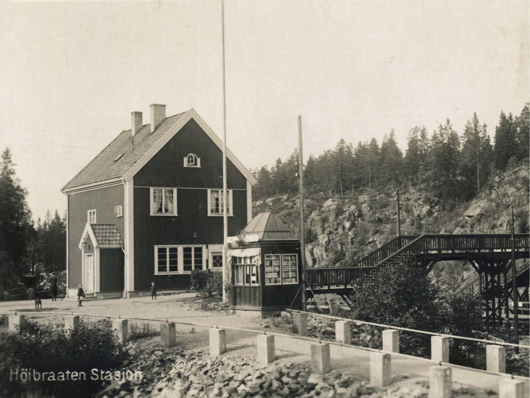 DEN GANG:Slik så Høybråten stasjon og området rundt ut da den endelig ble åpnet i 1921. Foto:
