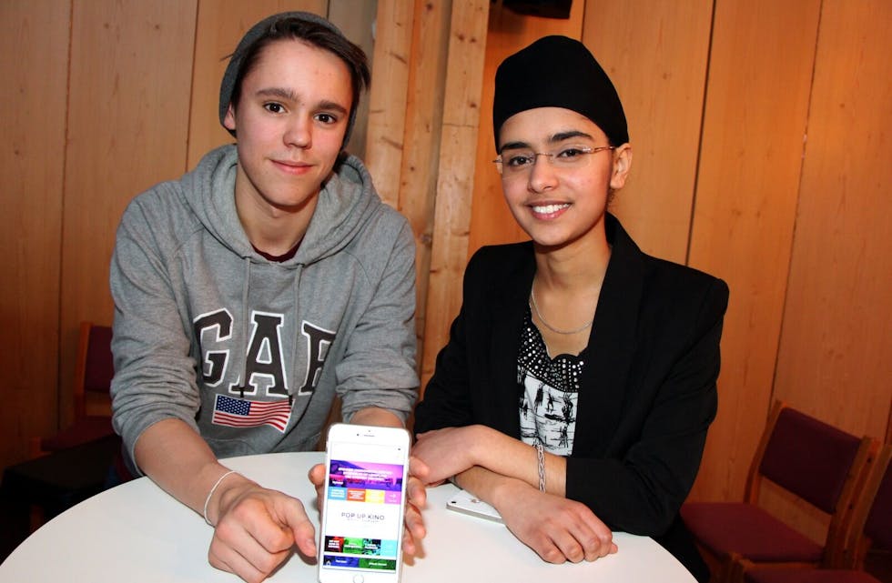SATSER STORT: Thomas Hagen (17) og Luvleen Kaur (17) er to av fire ungdommer som jobber med appen som skal vise ungdom og voksne hva som skjer på Stovner. De får god hjelp fra gründerfabrikken på Stovner.  Foto: