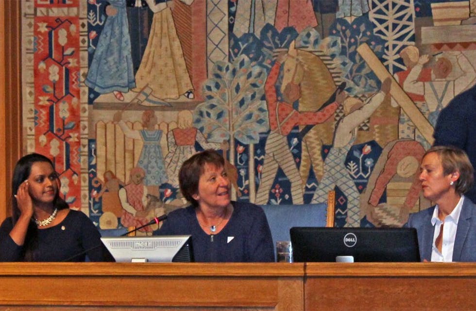 GIKK AV: Fabian Stang (H) overlater her ordførerstolen til Oslos nye ordfører, Marianne Borgen (SV). (Foto: Suresh Chandra Shukla) Foto: