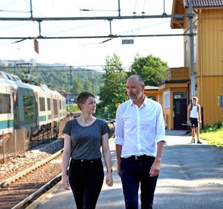 NÅ BEGYNNER DET: Hæge Skjæveland og Arne Bergsgard fra PBE gleder seg til å komme igang med planarbeidet på Grorud stasjon. Foto: