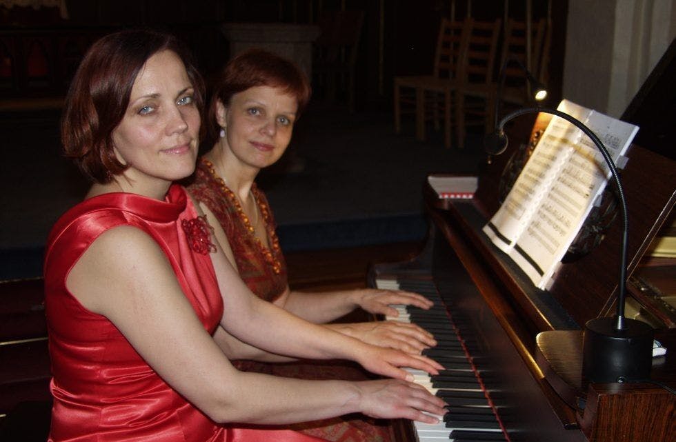 KLAVERSUKSESS: Leva Berzina og Natalja Shaveco skal skape et gnistrende samspill på klaverkonserten til Østre Aker kirke den 12. november. Foto: